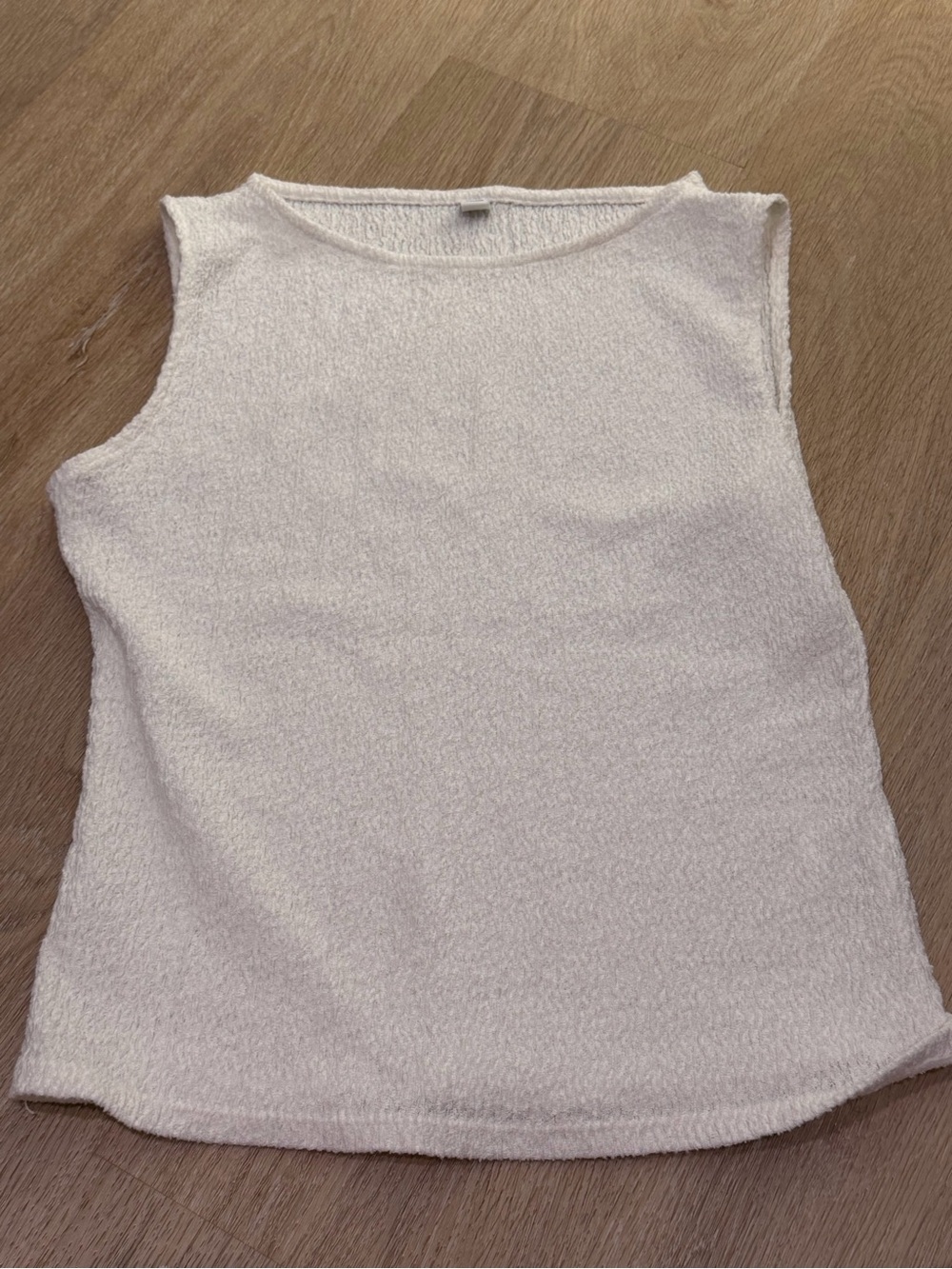 Uniqlo Sleeveless White Crinkle Tank Top